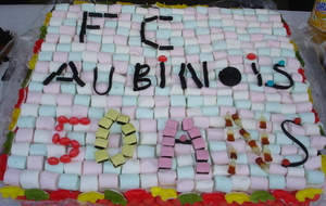Merci Céline pour ce gateau de bonbons en l'honneur des 50 ans du club !
