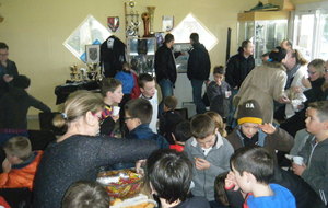 Anne-Laure veille à la distribution des "Têtes brûlées"