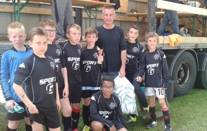 Samedi 28 Mai : Tournoi U11 de l'ESVG: 3ieme : défaite aux penalties en 1/2 finale.
Gabin-Lucas-Quentin-Steven-Tom-Hervé-Alan-Soren accroupis: Malo