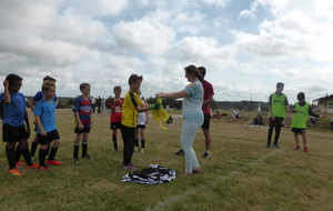 Remise des maillots par Mme Lassaigne de Super U