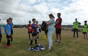 Remise des maillots par Mme Lassaigne de Super U