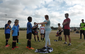 Remise des maillots par Mme Lassaigne de Super U