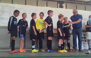 Mr le Maire remettant la coupe des finalistes U11 à Noa