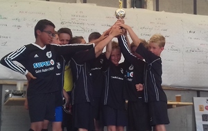 U11 Equipe 1 fiers de leur coupe récompensant leur parcours