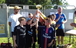 Vainqueurs en U11 : FC Aubinois 1 encadré par Yann.